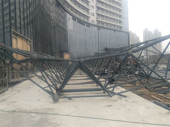 石河子万豪酒店雨棚网架